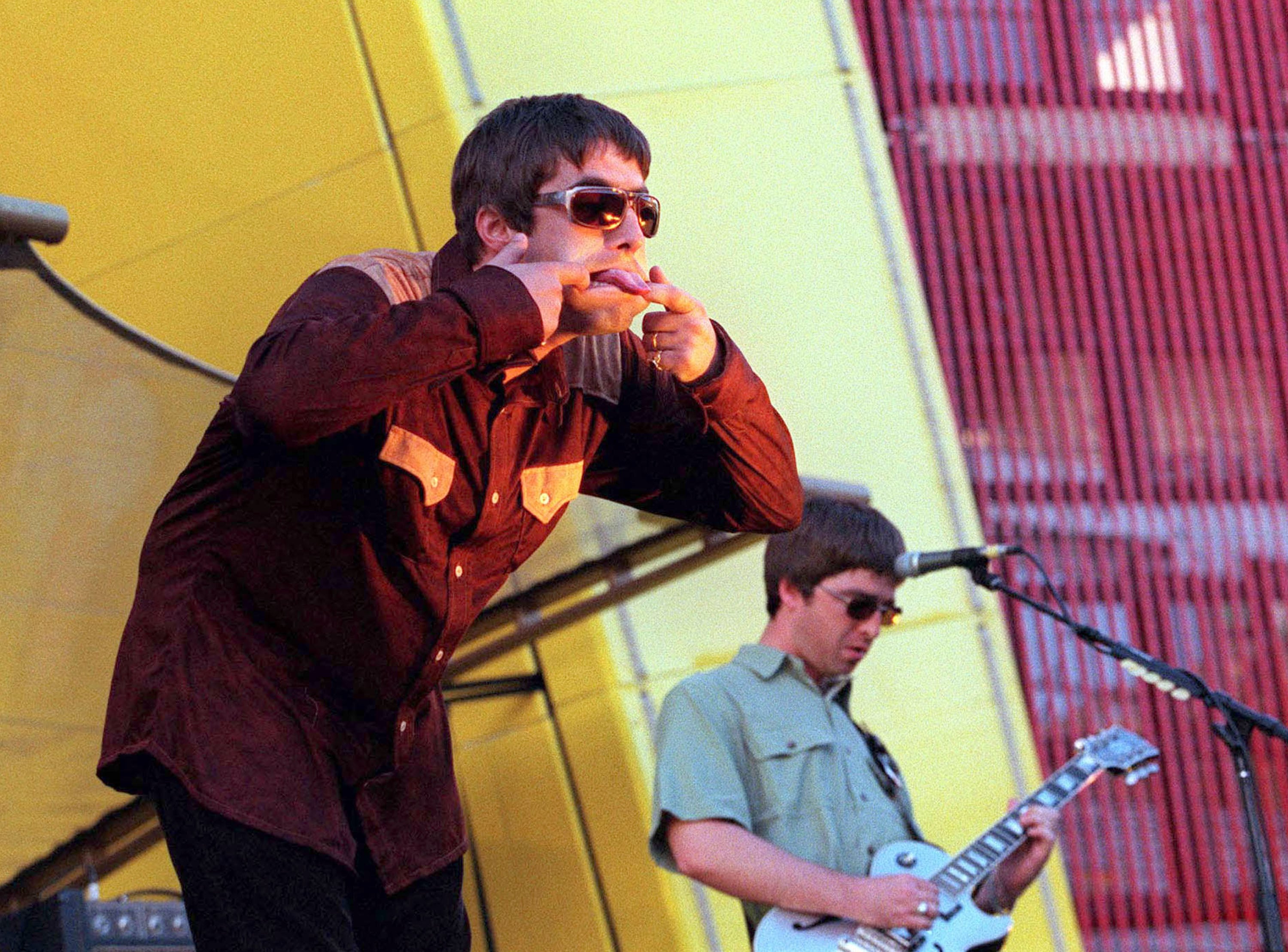 Liam y Noel Gallagher (Oasis).