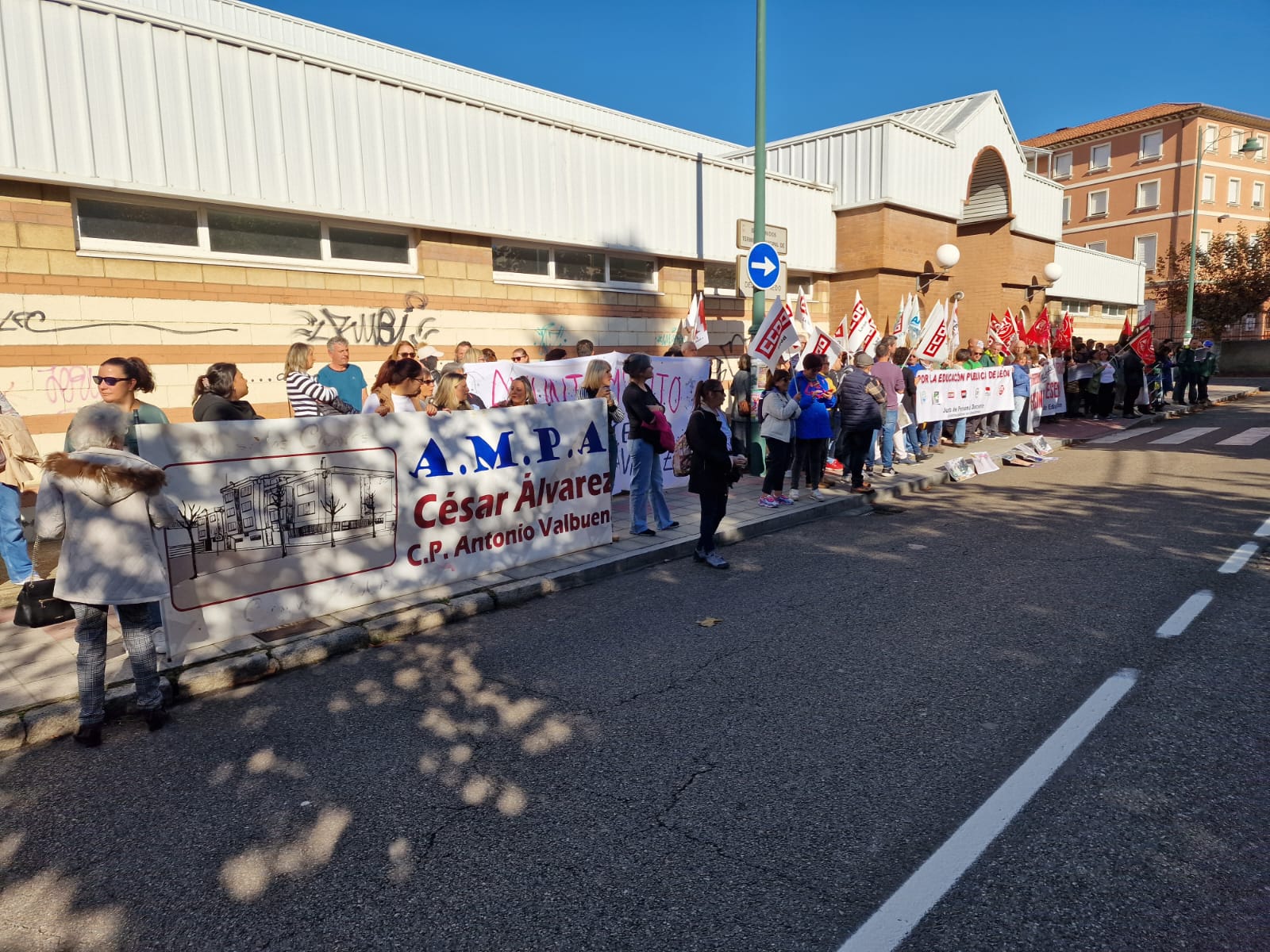 Protesta de la comunidad educativa frente al pabellón César Álvarez de San Andrés del Rabanedo