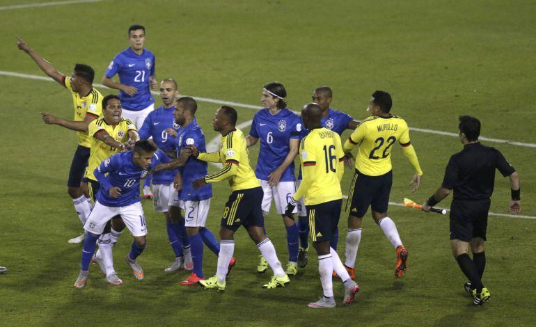 Brazil&#039;s Neymar is pushed by Colombia&#039;s Carlos Bacca at the end of their first round Copa America 2015 soccer match at Estadio Monumental David Arellano in Santiago, Chile, June 17, 2015. REUTERS/Ueslei Marcelino