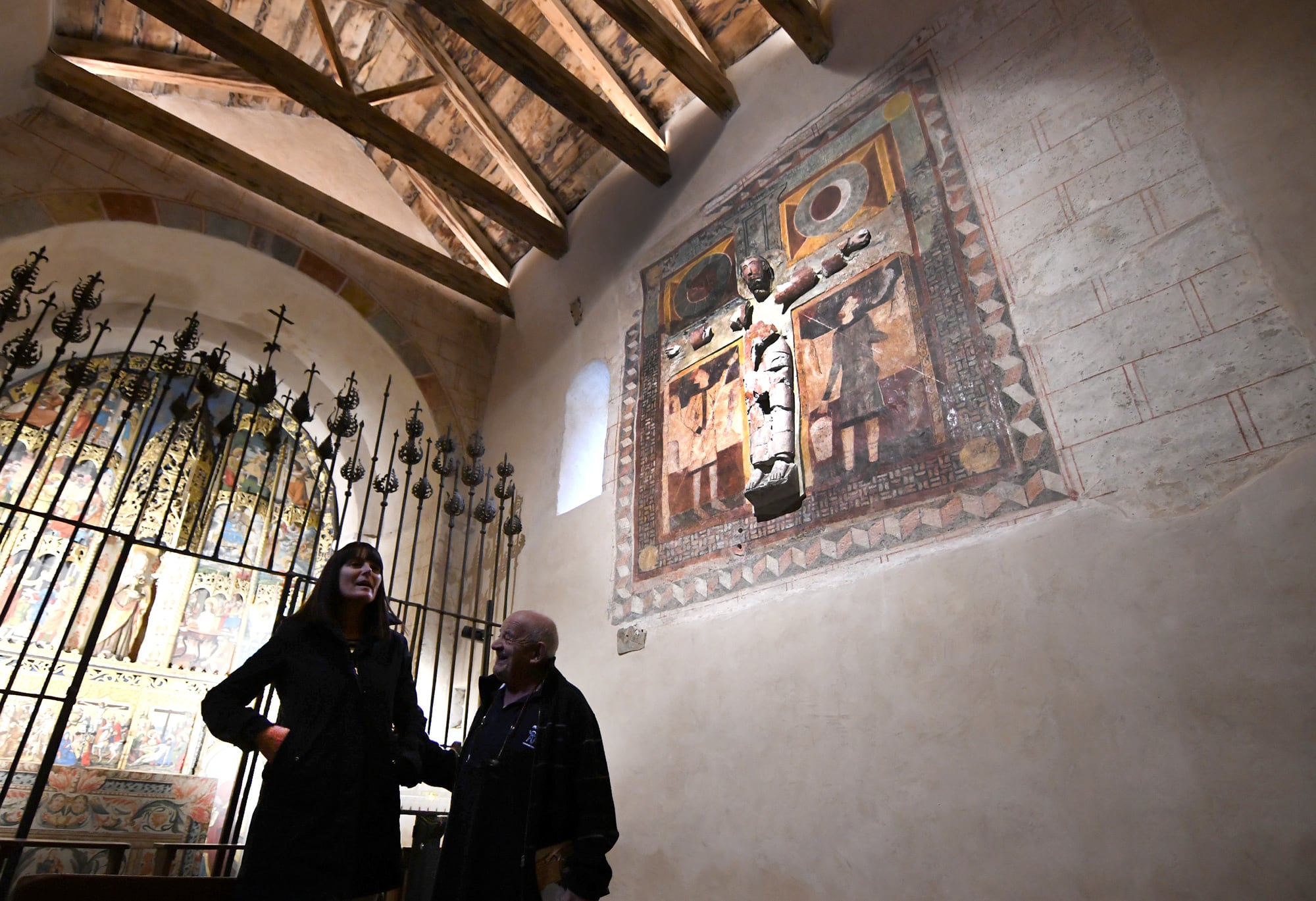 La ministra de Cultura, Mònica Bonell, amb la restauració del conjunt mural del Crist en estuc