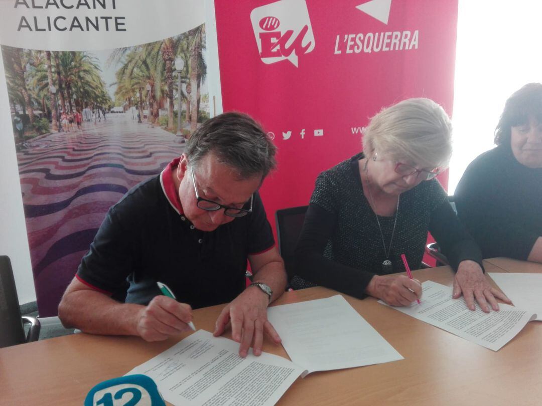 Pascual Pérez, secretario general del Consejo Municipal Ciudadano de Podem Alacant (i), y la coordinadora local de Esquerra Unida Alacant, Isabel González (d), firman el acueerdo de confluencia para las elecciones municipales de 2019.