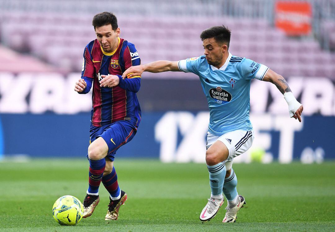 Fran Beltrán ante Messi durante la disputa del partido de Barcelona