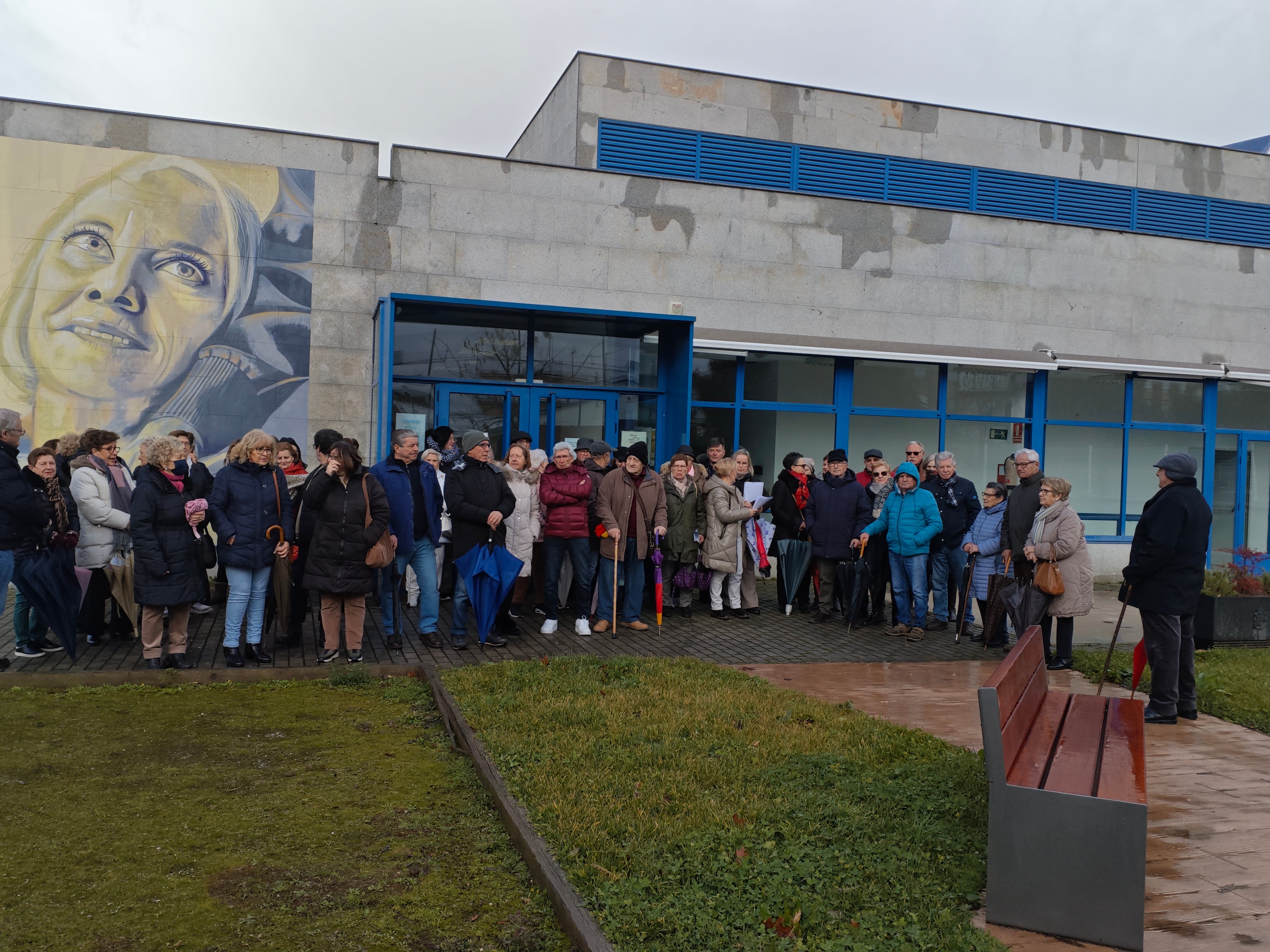 Usuarios protestan a las puertas del edificio