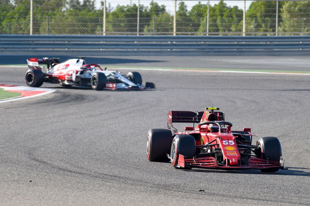 Fernando Alonso y Carlos Sainz, durante los test de pretemporada en Bahréin