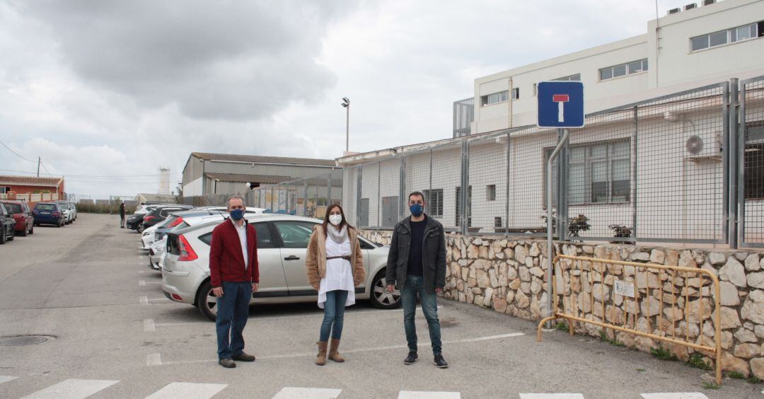 De derecha a izquierda: el alcalde, José Ramiro; la concejala de Educación, Mar Chesa; y el concejal de Urbanismo, Francesc Giner.