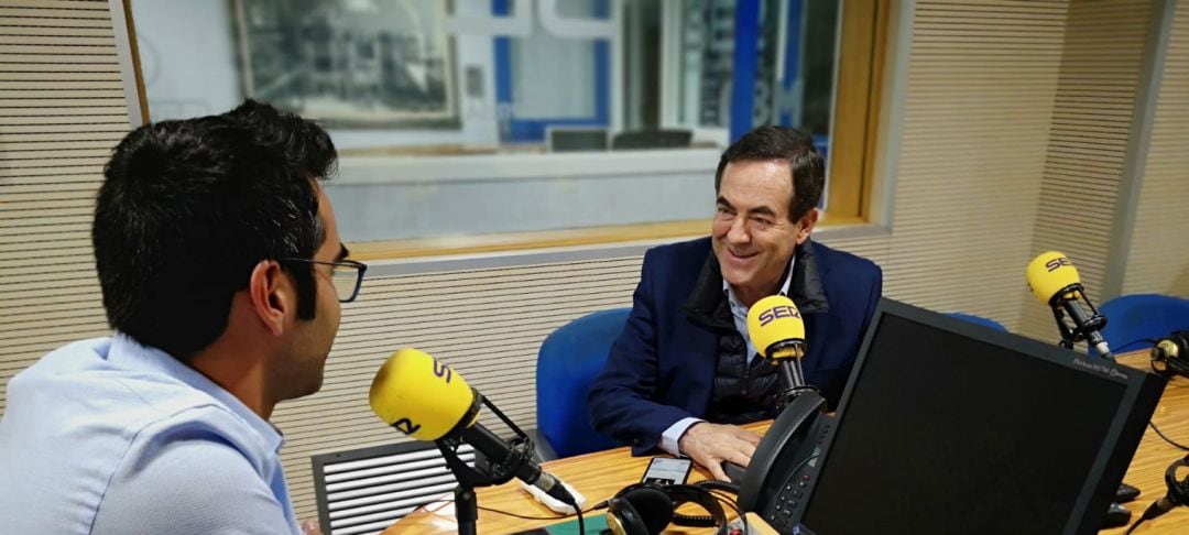 Entrevista al exministro José Bono, en los estudios de Radio Club Tenerife - Cadena SER, durante la entrevista con Miguel Ángel Rodríguez Villar.