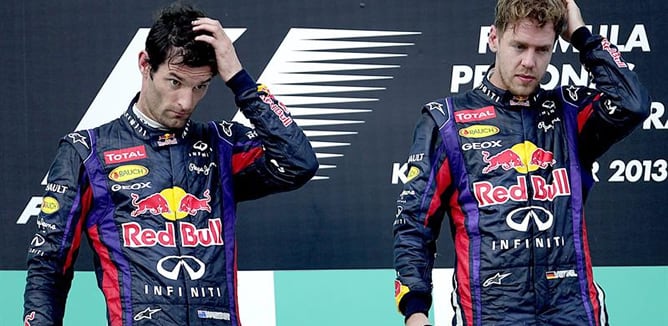 Mark Webber y Sebastian Vettel, en el podio del GP de Malasia 2013, que el alemán ha ganado tras saltarse las órdenes de su equipo para que no arriesgara y mantuviera la segunda plaza por detrás de su compañero.