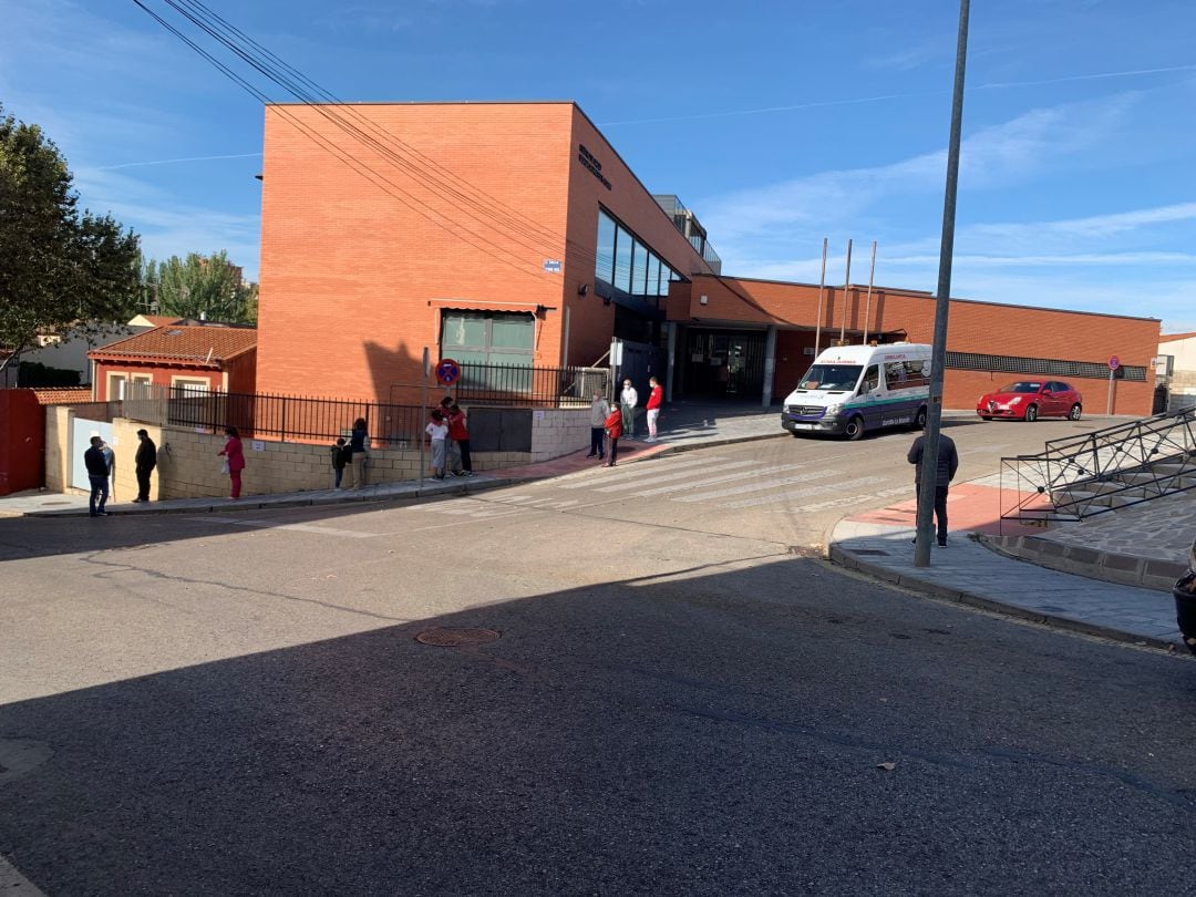 Cola para PCR en el Centro de Salud del Alamín