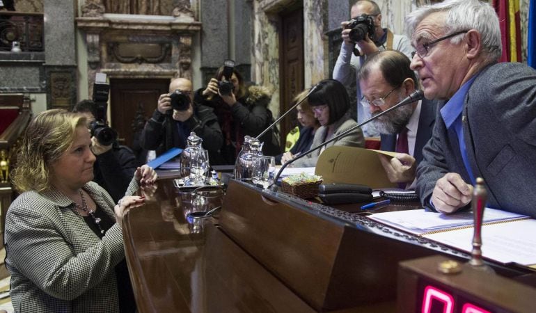 La concejal del PP en el Ayuntamiento de Valencia, María Ángeles Ramón-Llin, dialoga con el alcalde de la ciudad, Joan Ribó, antes de comenzar el pleno en el que ha ejercido como portavoz de su partido en sustitución de Alfonso Novo, invetigado en el &quot;Cas