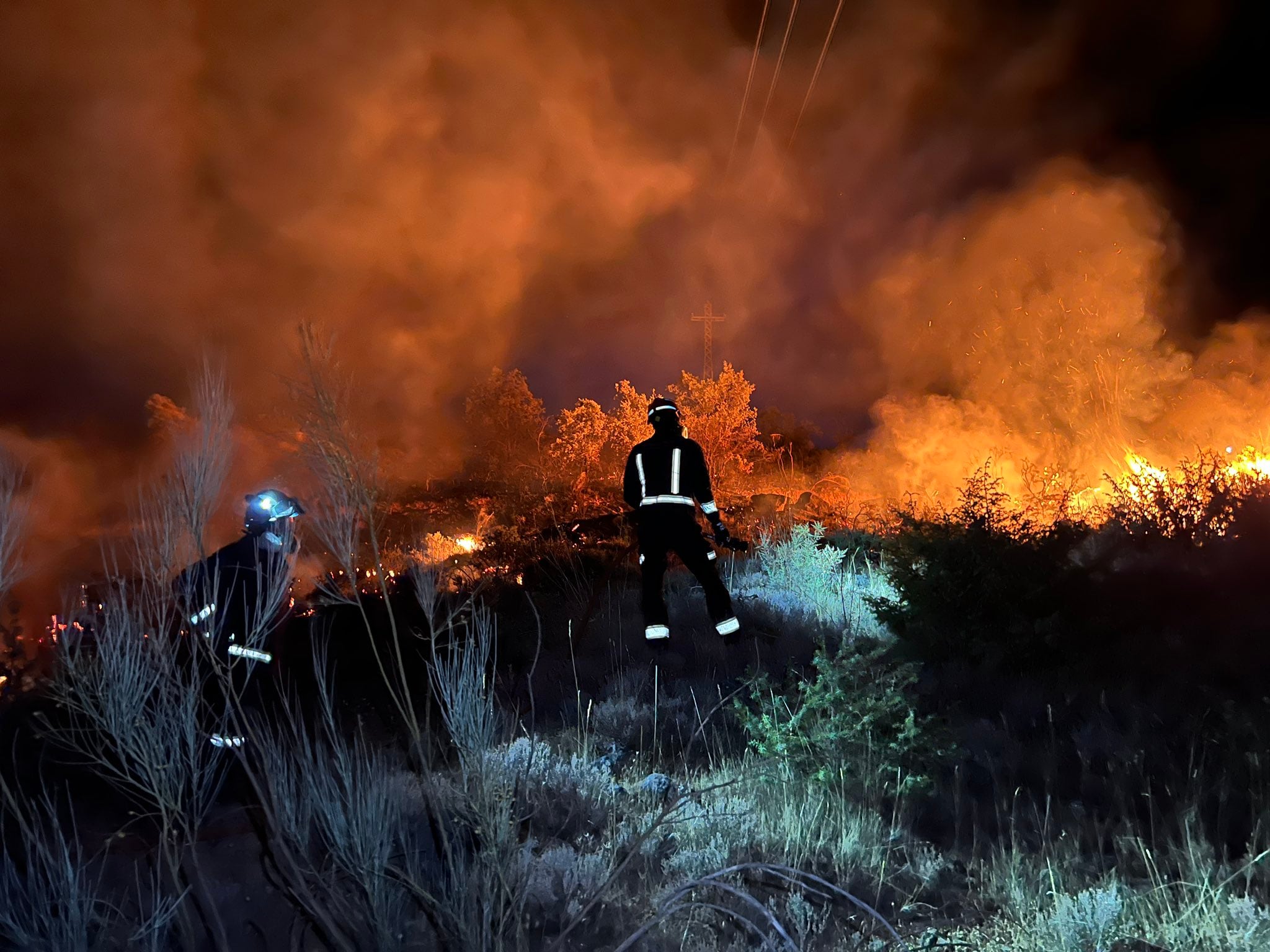 Bomberos de la Comunidad trabajan en la extinción de un incendio en El Vellón