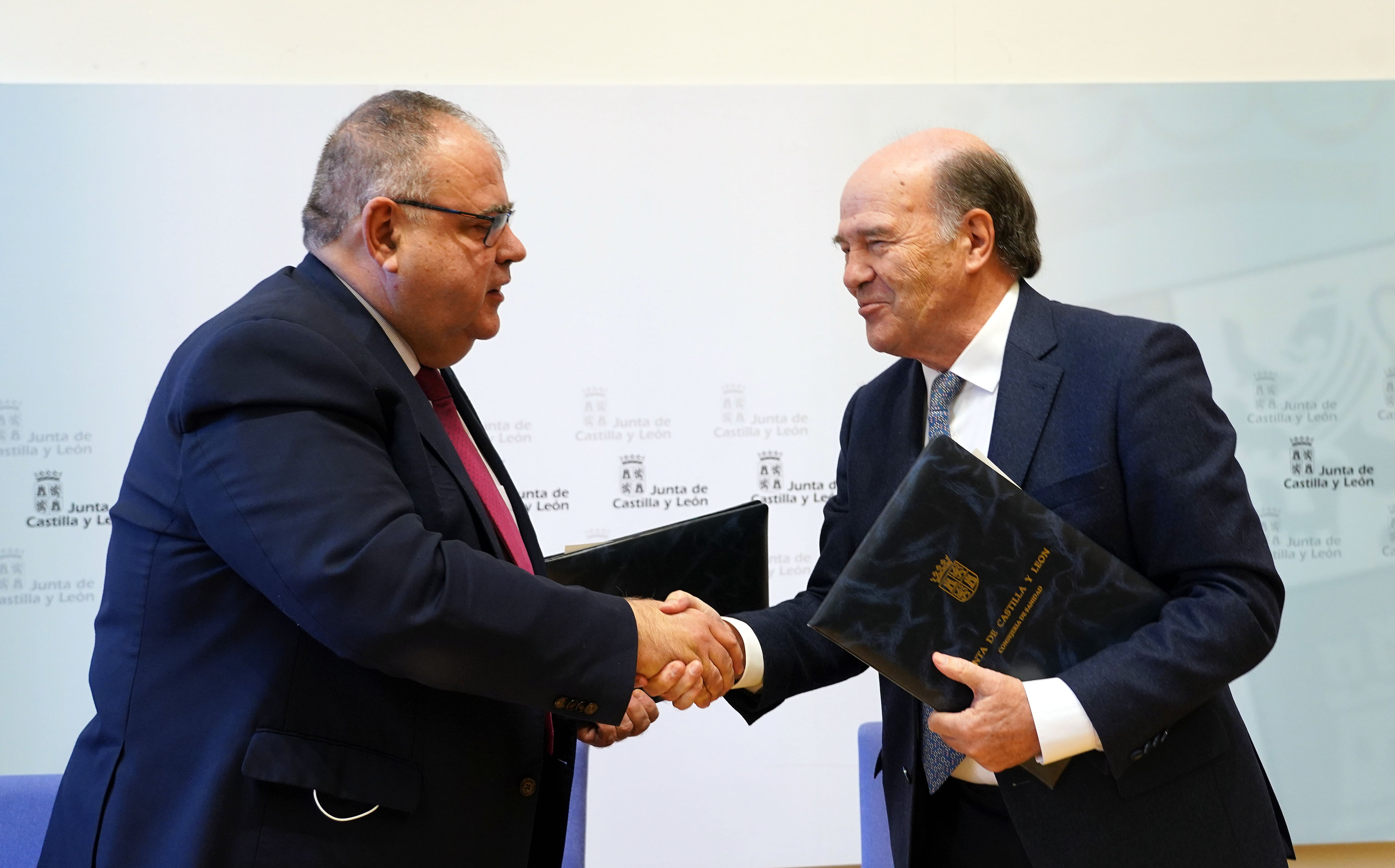 El consejero de Sanidad, Alejandro Vázquez, y el presidente del sindicato CESM, José Luis Díaz Villarig, firman un acuerdo de mejoras retributivas