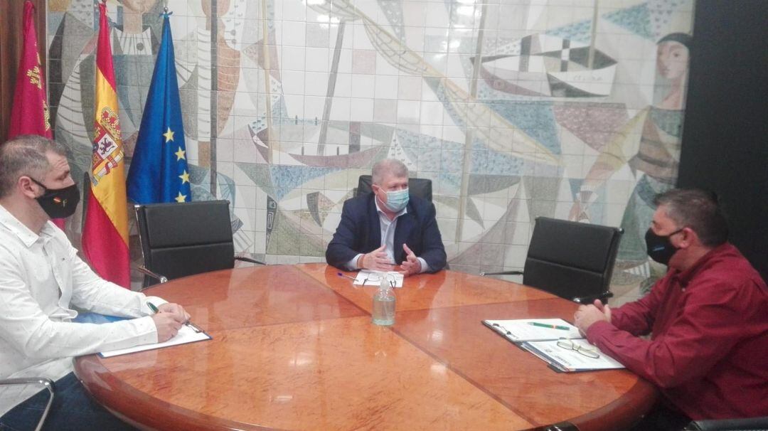 Momento de la reunión entre el delegado del Gobierno en la Región de Murcia, José Vélez, y representantes de la AUGC