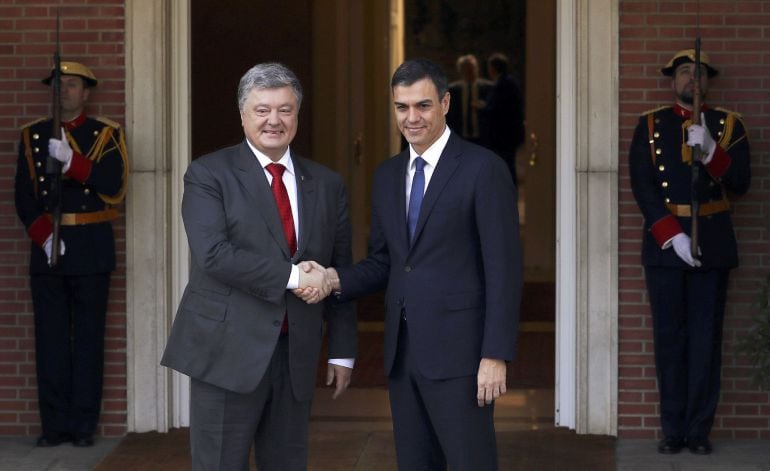 El presidente del Gobierno, Pedro Sánchez, ha recibido este lunes en el Palacio de la Moncloa al presidente de Ucrania, Petro Poroshenko 