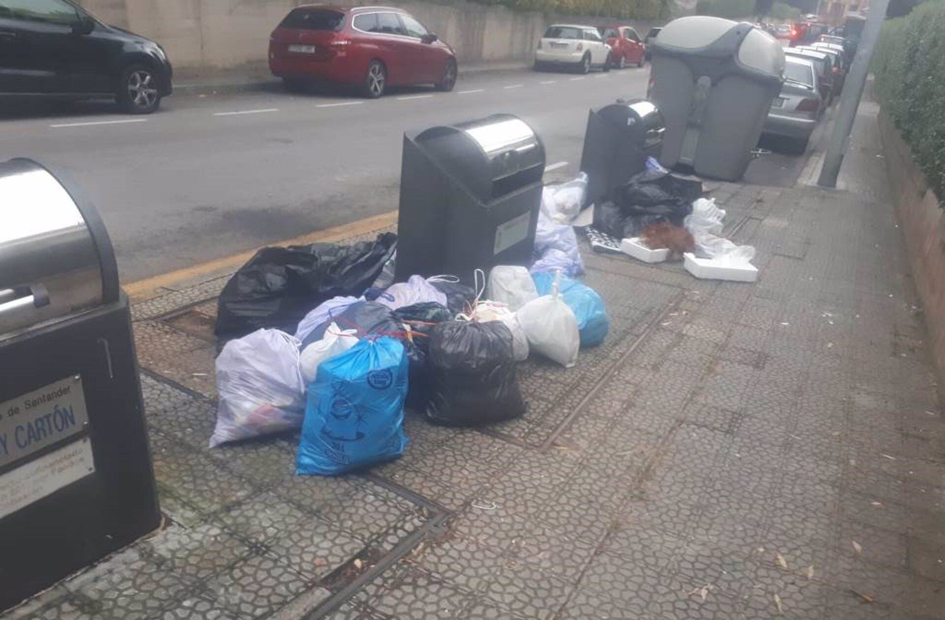 Basura junto a contenedores soterrados