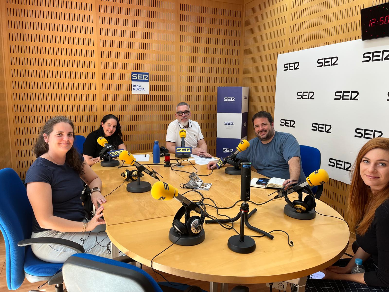 Componentes de Cinemur y de la Escac en los estudios de Radio Murcia.