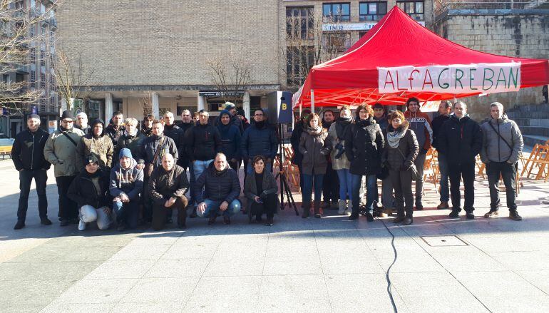 Parte de la plantilla de Alfa Precision Casting se ha concentrado esta mañana en la plaza de Unzaga de Eibar