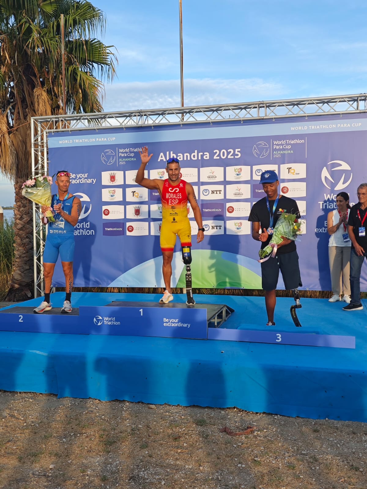 El lanzaroteño Lionel Morales en el podio de la prueba de la Copa del Mundo de Alhandra, en Portugal.