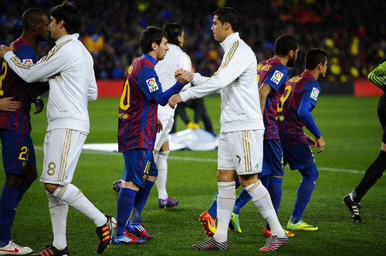 Messi y Cristiano se saludan antes del partido de cuartos de la Copa del Rey de 2012