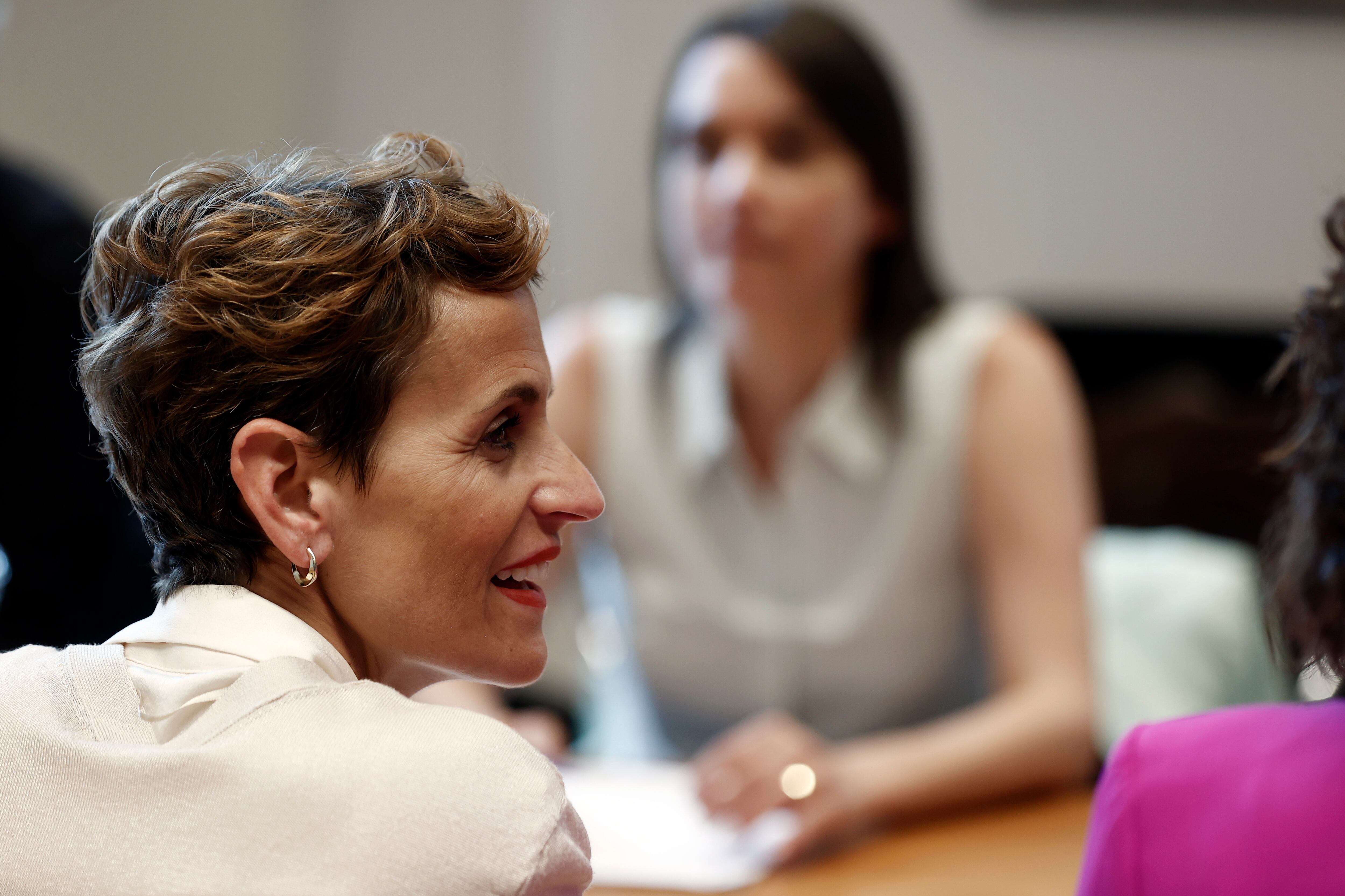 La presidenta en funciones y candidata socialista, María Chivite (i), durante la reunión que mantuvo con Begoña Alfaro (d) de Contigo Navarra-Zurekin Nafarroa para intentar formar gobierno. Geroa Bai no acudió a la reunión.