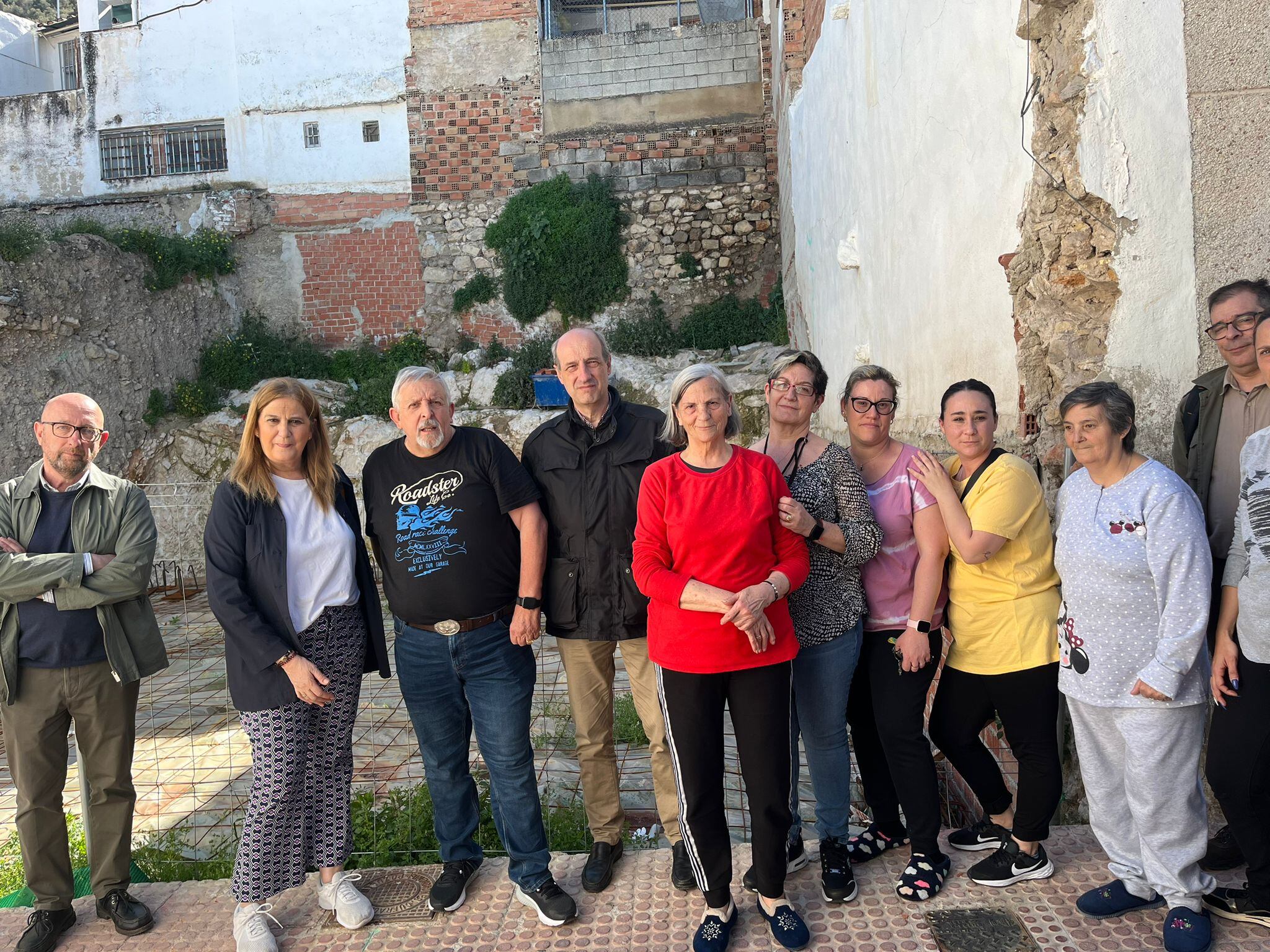 La concejala de Urbanismo, Carmen Colmenero, junto a un equipo técnico de la Sociedad Municipal de la Vivienda, encabezado por su gerente, Manuel LuisFernández, y los vecinos de la calle Hospitalico.