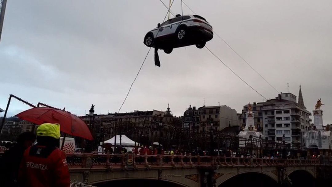 El coche accidentado siendo sacado por una grúa del río Urumea