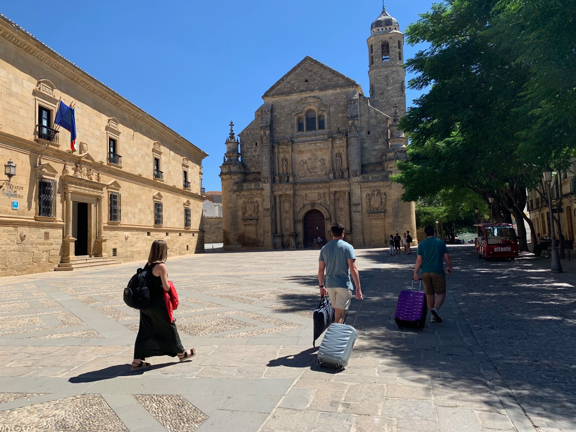 Turistas con maletas por la Plaza Vázquez de Molina