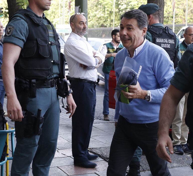 El expresidente de la Comunidad de Madrid, Ignacio González (d), a su llegada al despacho que tiene en la calle Alcalá de Madrid acompañado por Guardias Civiles para proceder al registro del mismo