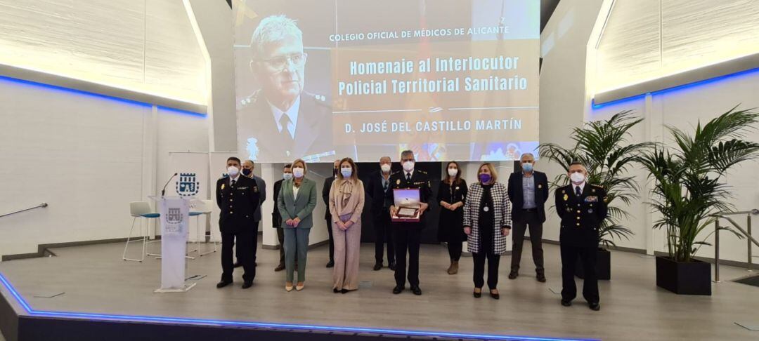 José del Castillo (sujetando la placa), interlocutor policial territorial sanitario provincial y a su derecha, María Isabel Moya, presidenta del COMA