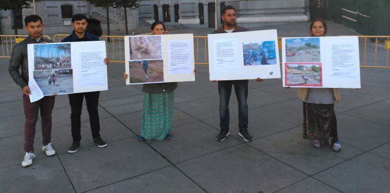 Varios habitantes de El Gallinero con los carteles de protesta que han llevado al Ayuntamiento.