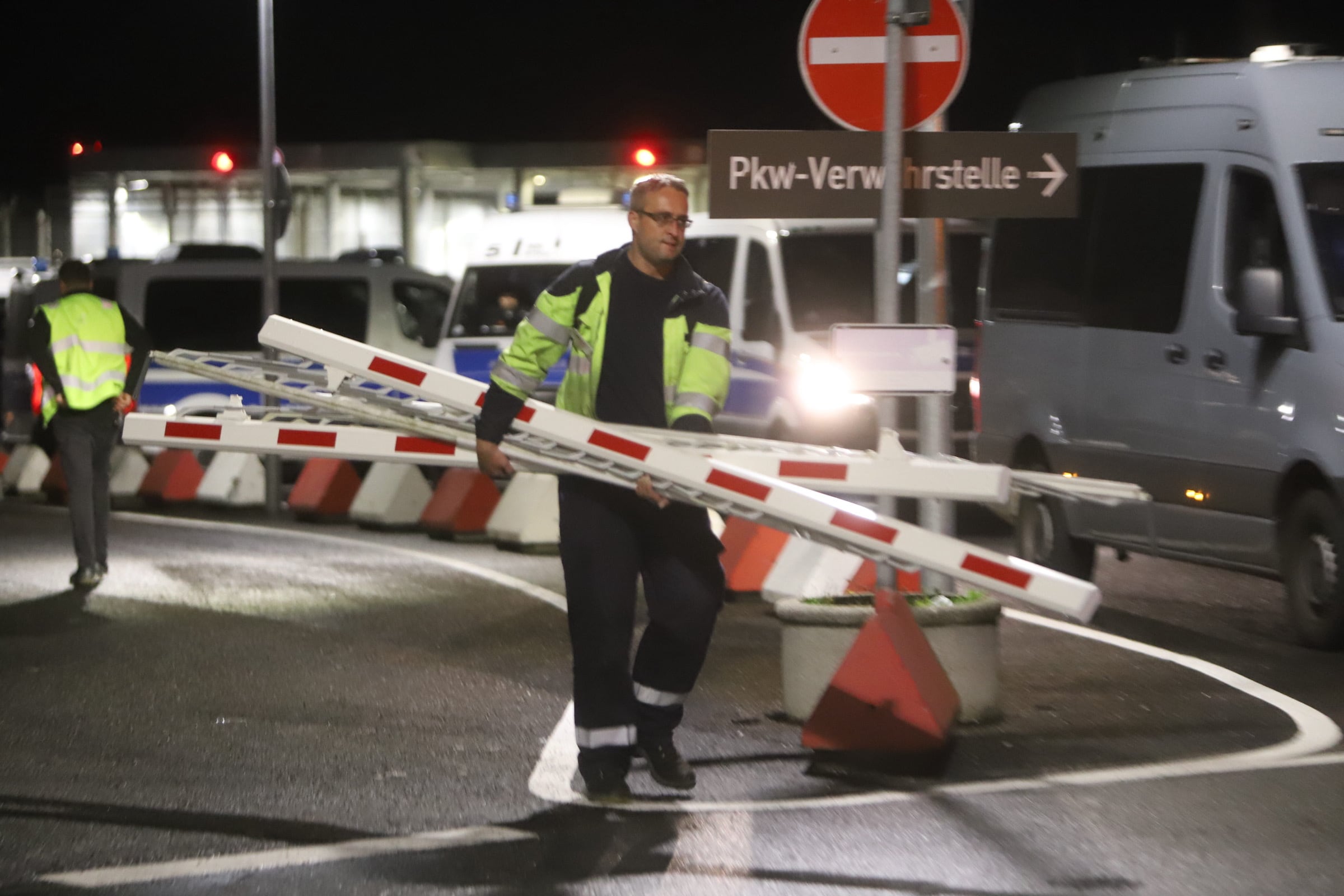 Destrozos provocados en el aeropuerto de Hamburgo