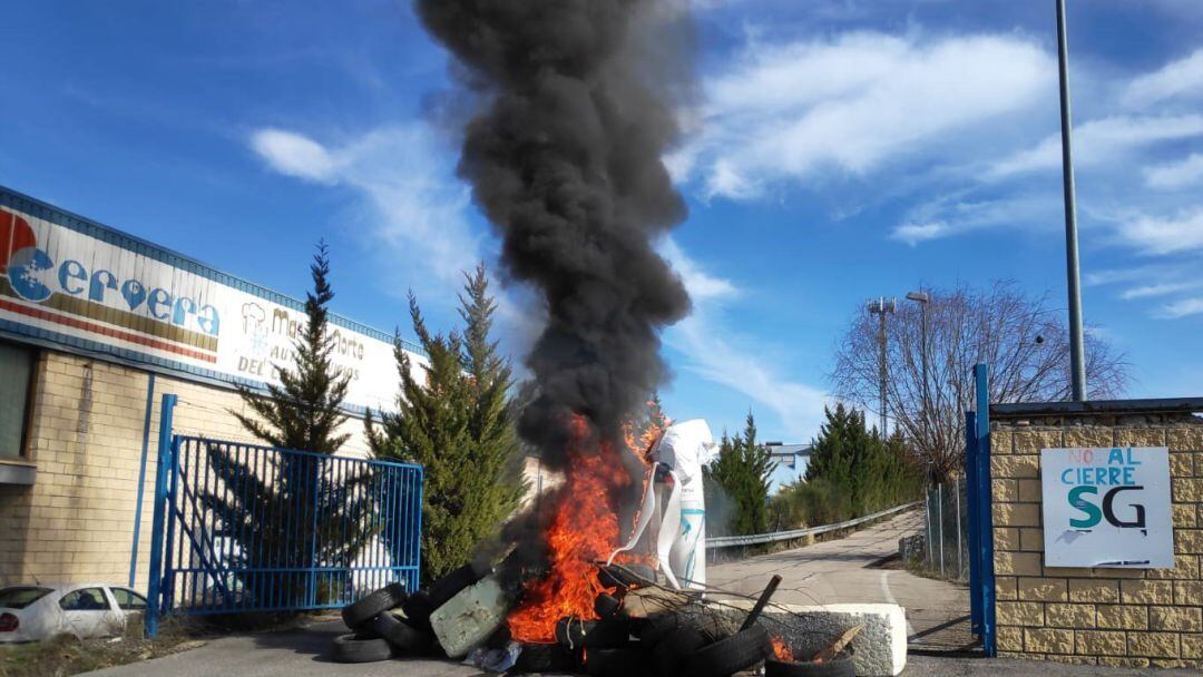 Hoguera a las puertas de la factoría de Siemens Gamesa en Cuenca CCOO