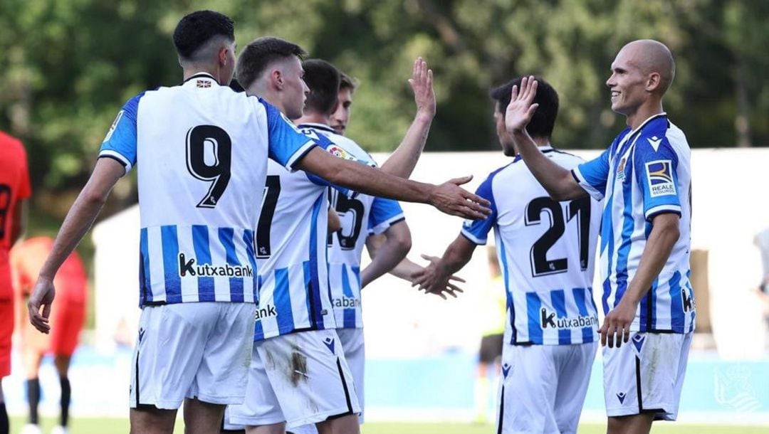 Guridi recibe la felicitación de Carlos Fernández y Turrientes tras su gol
