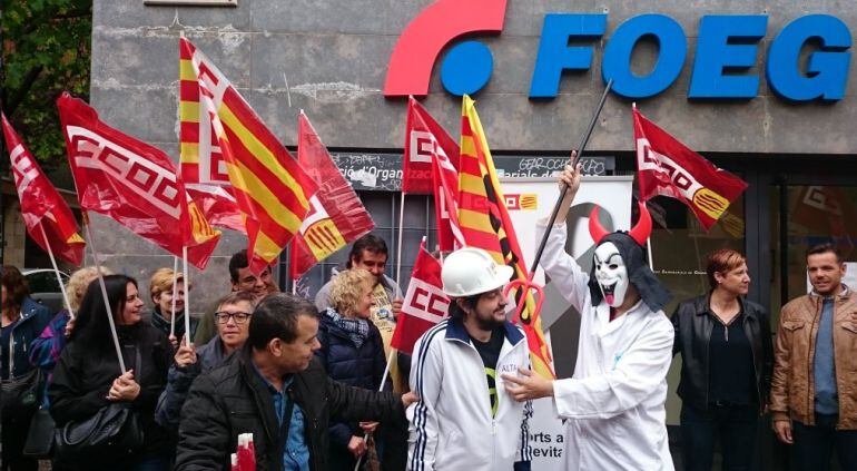 Els sindicalistes s'han manifestat davant la seu de la patronal FOEG.