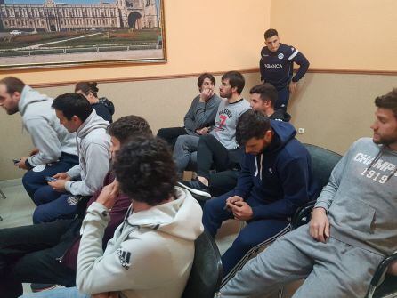 Los jugadores del Ademar arroparon al ya ex entrenador en el momento de su adiós