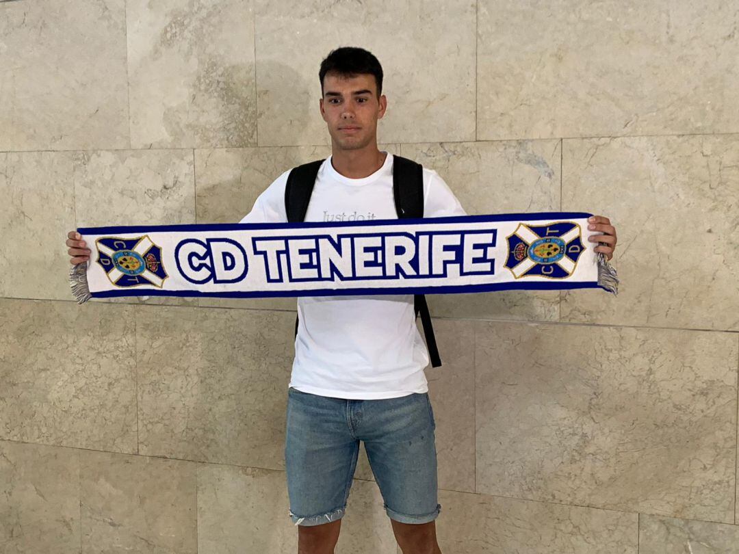 El jugador a su llegada al aeropuerto de Los Rodeos