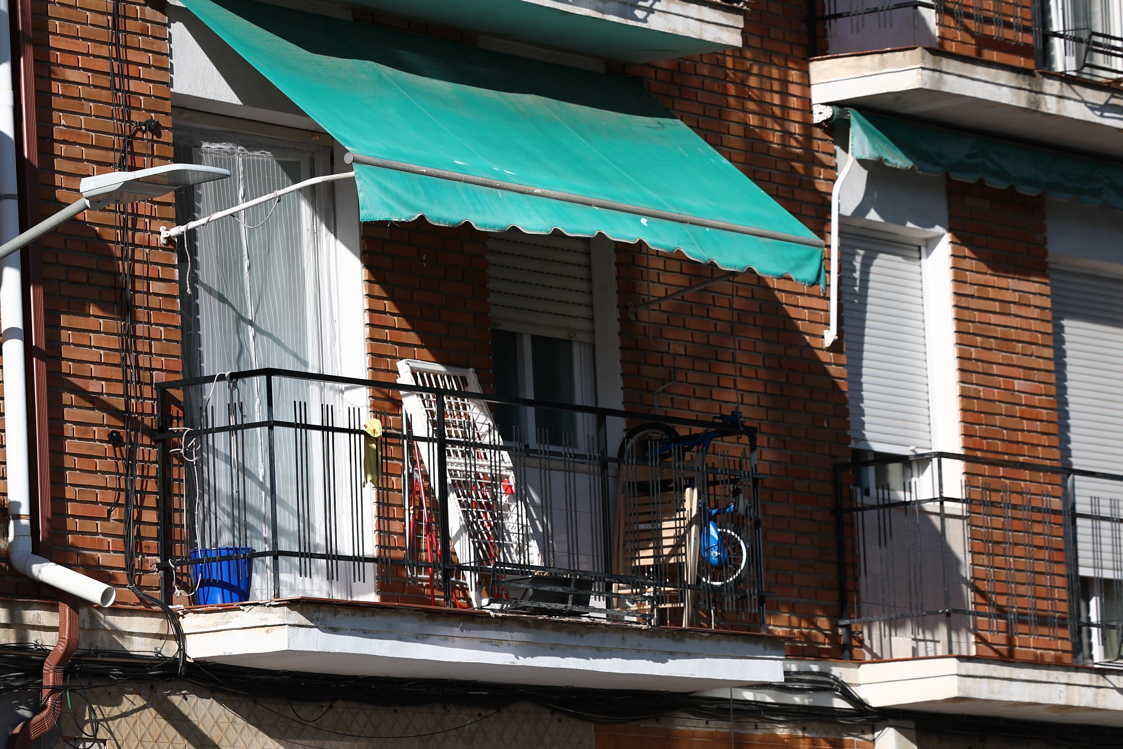 TORRIJOS (TOLEDO), 03/12/2025.- Lugar donde una mujer de 39 años ha sido asesinada este miércoles en Torrijos (Toledo) tras sufrir una agresión con arma blanca por parte de un hombre de 45 años, que ha sido trasladado al Hospital de Toledo por diversas lesiones y que ya ha sido detenido. EFE/ Ismael Herrero
