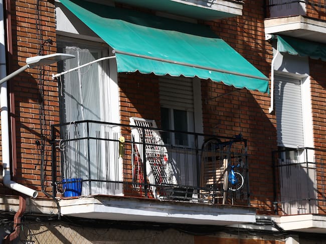 TORRIJOS (TOLEDO), 03/12/2025.- Lugar donde una mujer de 39 años ha sido asesinada este miércoles en Torrijos (Toledo) tras sufrir una agresión con arma blanca por parte de un hombre de 45 años, que ha sido trasladado al Hospital de Toledo por diversas lesiones y que ya ha sido detenido. EFE/ Ismael Herrero