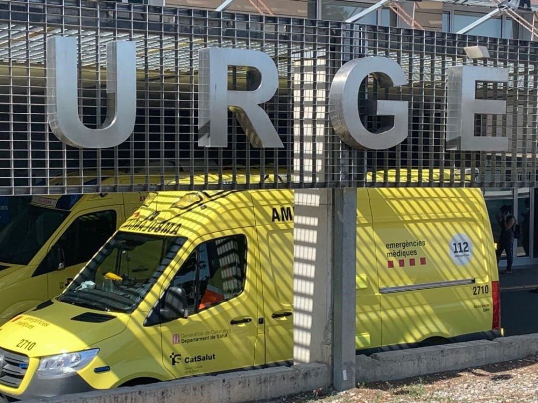 Una ambulancia en un hospital de Lleida en una imagen de archivo 