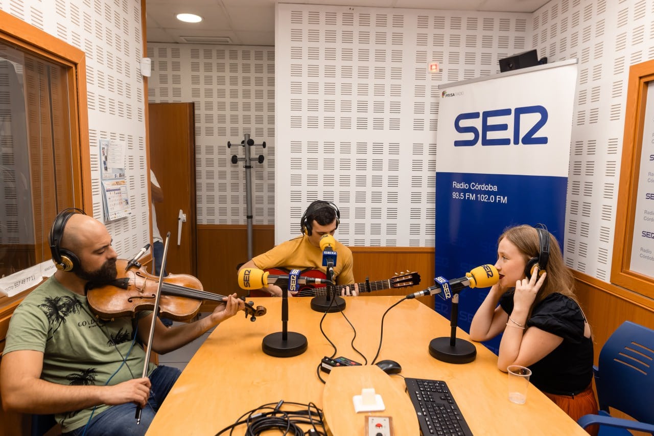 Isabel Aguirre, Madame Dolor, actuando en Radio Córdoba, en la sección de Música Propia by Planneo 2025