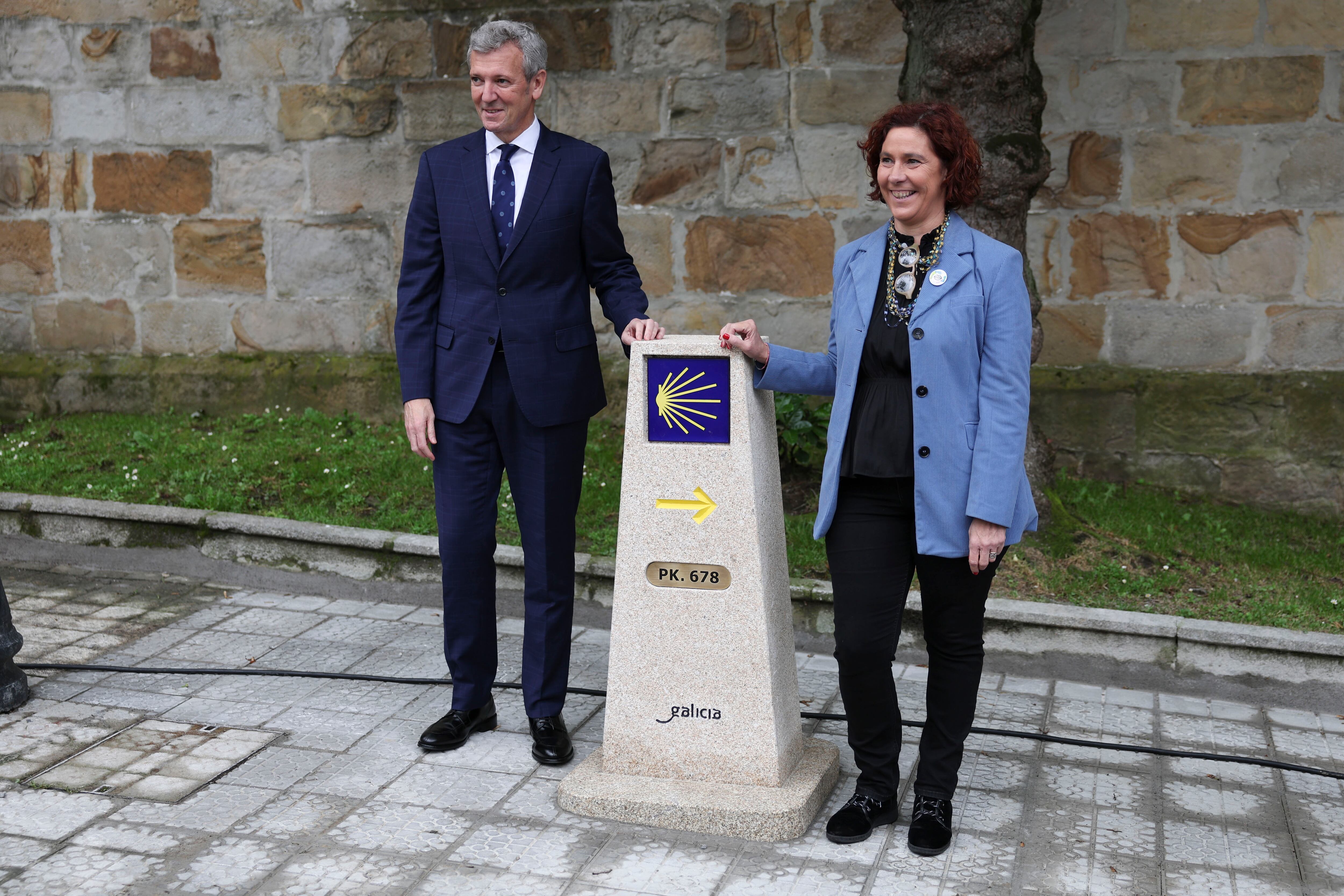 GRAFCAV7255. BILBAO, 15/05/2025.-El presidente de la Xunta de Galicia, Alfonso Rueda, junto a la teniente de alcalde de Bilbao, Amaia Arregi en la inauguración "un hito kilométrico" de la Ruta Xacobea a su paso por la capital vizcaína. EFE/Luis Tejido