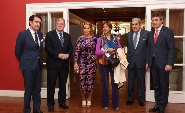 La premiada Lydia Valentín junto a la presidenta del Grupo Radio León, Olga Beberide, y las autoridades que acudieron al acto de entrega del premio &#039;Leonesa del Año 2017&#039;