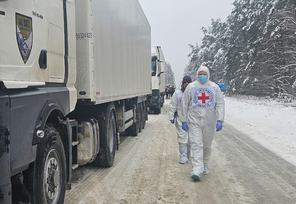 Personal de la Cruz Roja durante la llegada de los cuerpos de los mil soldados ucranianos fallecidos en combate