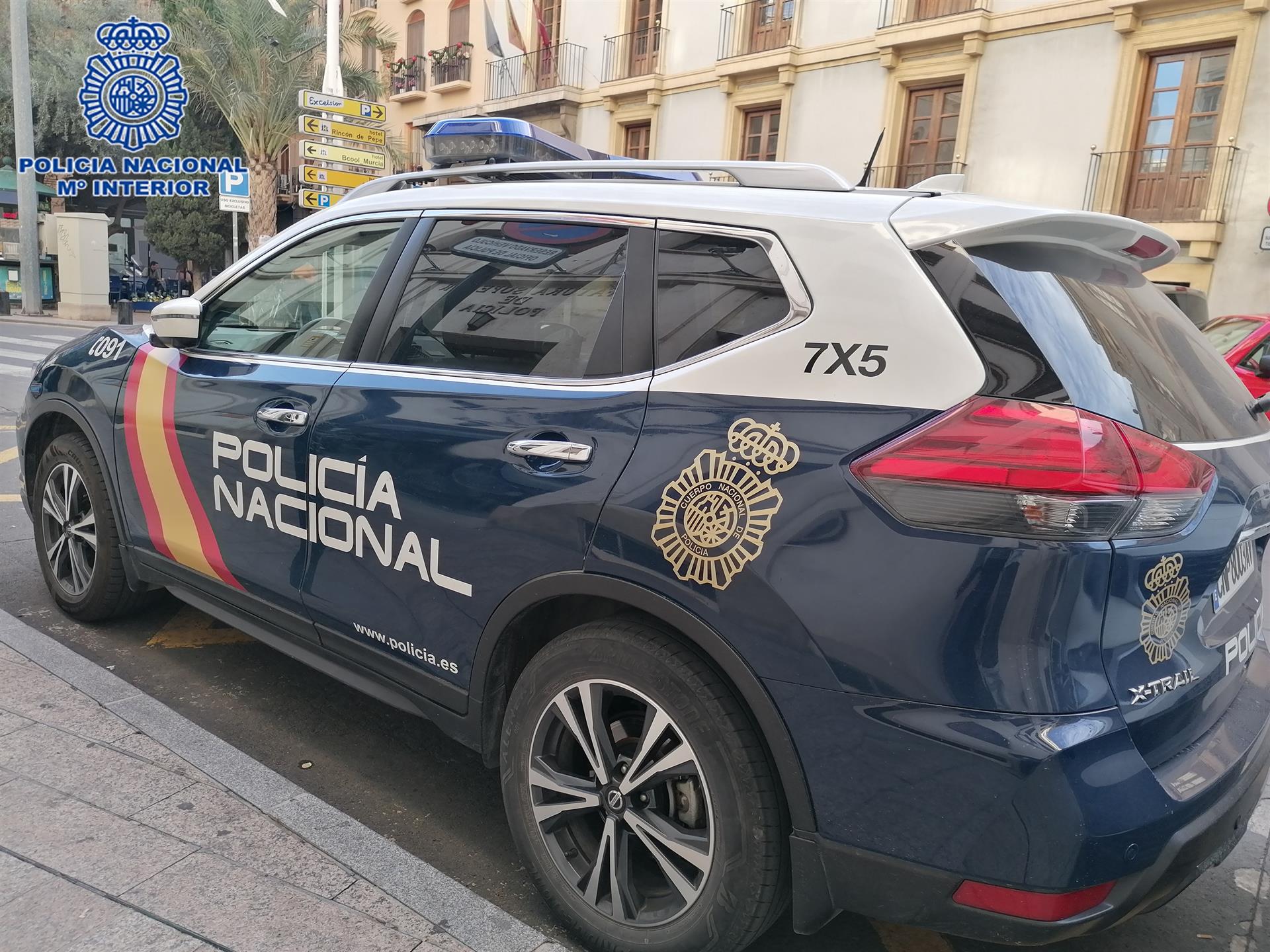 Coche de la Policía Nacional en la Jefatura Superior de Murcia