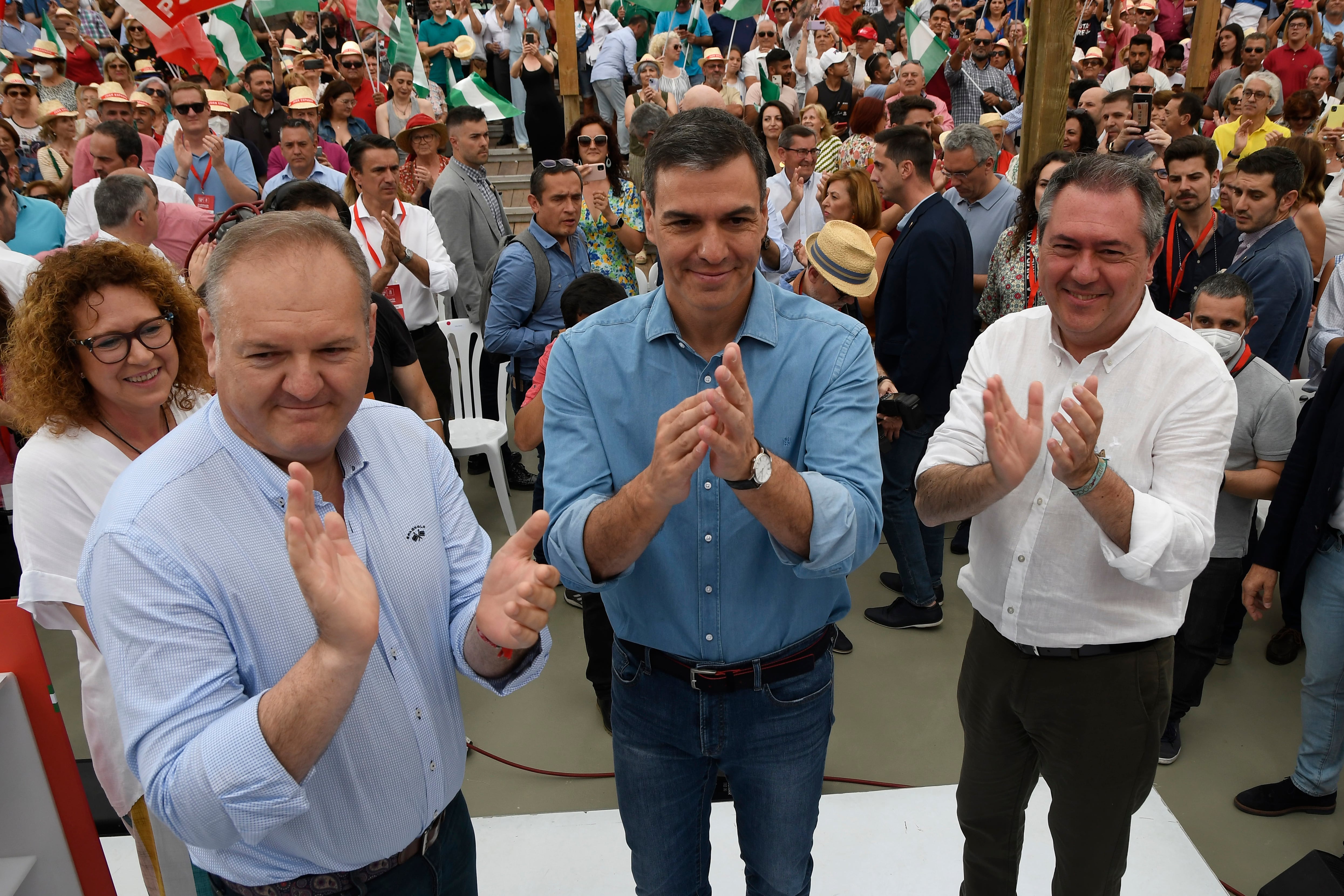 El secretario general del PSOE, Pedro Sanchez, junto al candidato socialista a la Junta de Andalucía, Juan Espadas, y el alcalde de Cuevas de Almanzora, Antonio Fernández, en un acto público dentro de la campaña electoral en Cuevas de Almanzora (Almería).