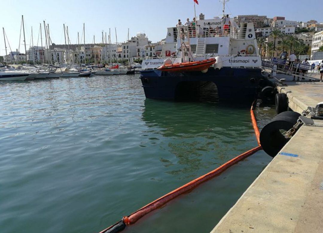 Imagen de archivo de vertidos fecales en el puerto de Ibiza