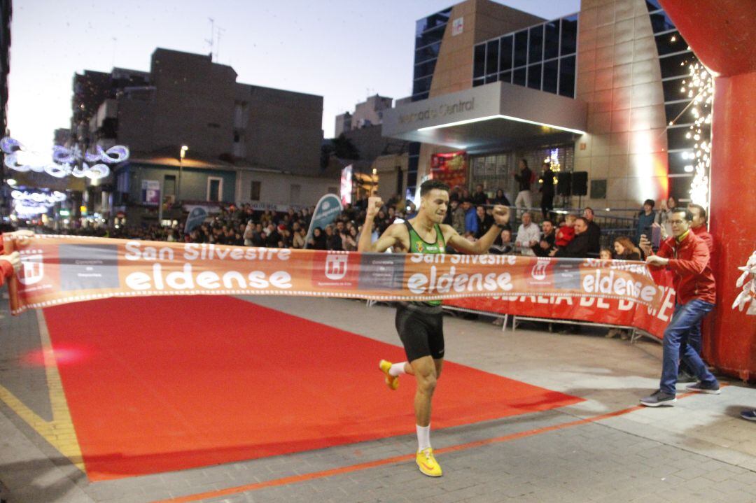 El marroquí Abderrahman El Khayami cruzando la meta en primer lugar