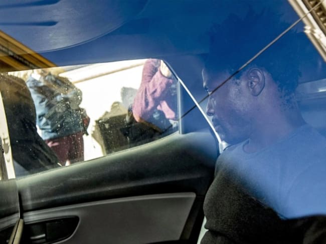 Un hombre no identificado sospechoso del asesinato de la joven de 16 años Desiree Mariottini, abandona la comisaría en un coche de policía