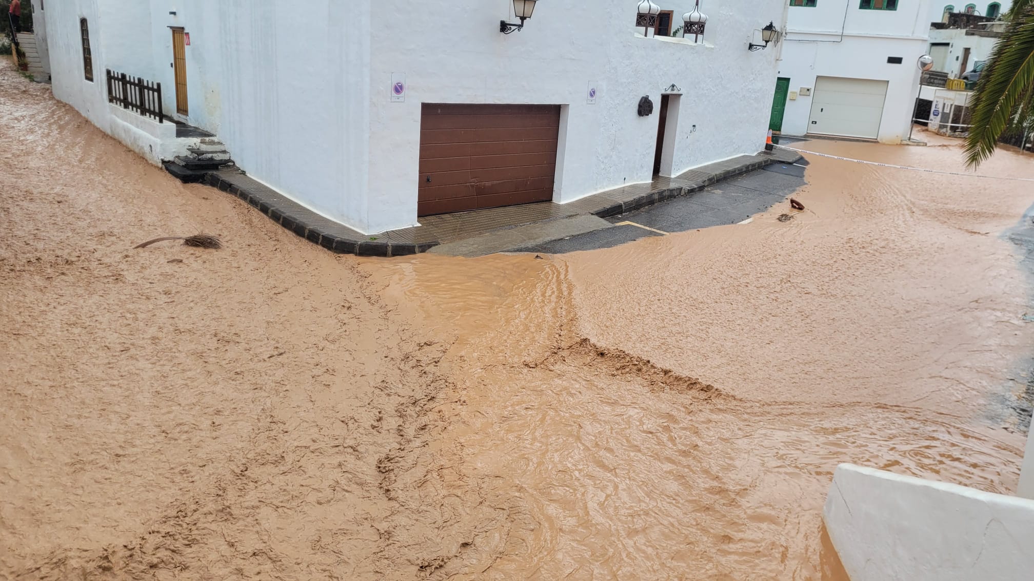Una de las calles del norte de Lanzarote inundada por las lluvias de la borrasca &#039;Olivier&#039;.