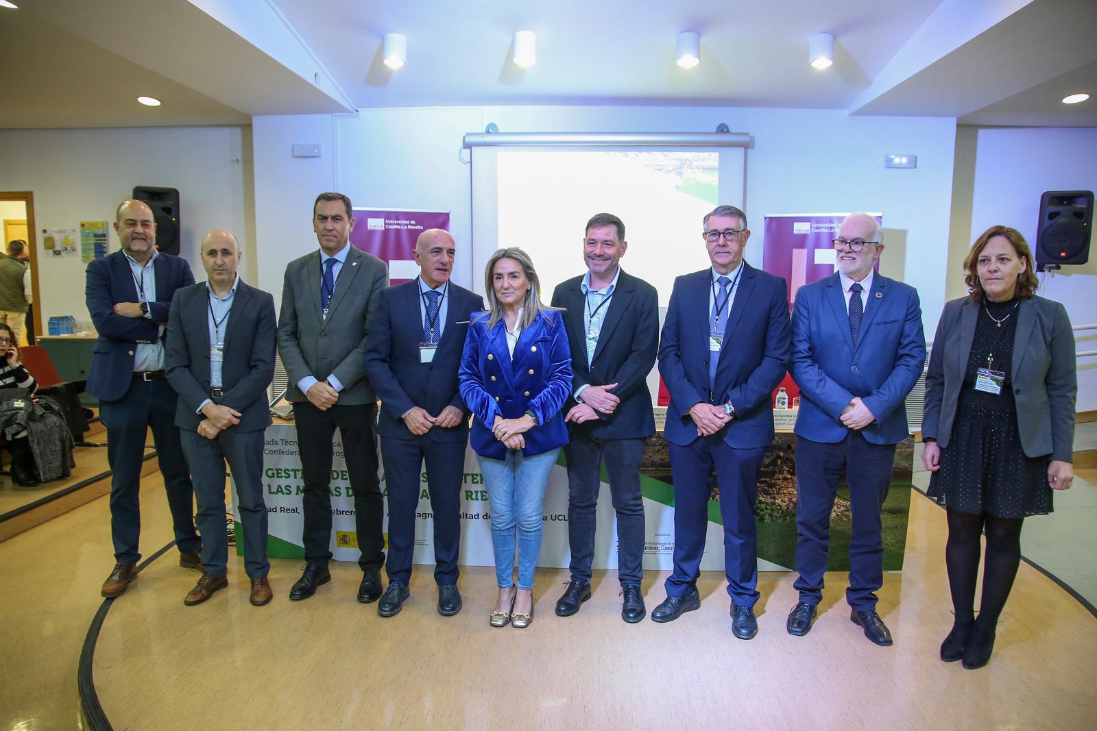 Milagros Tolón, delegada del Gobierno en Castilla La Mancha, en el centro junto al presidente de la CHG, Samuel Moraleda y otras personalidades