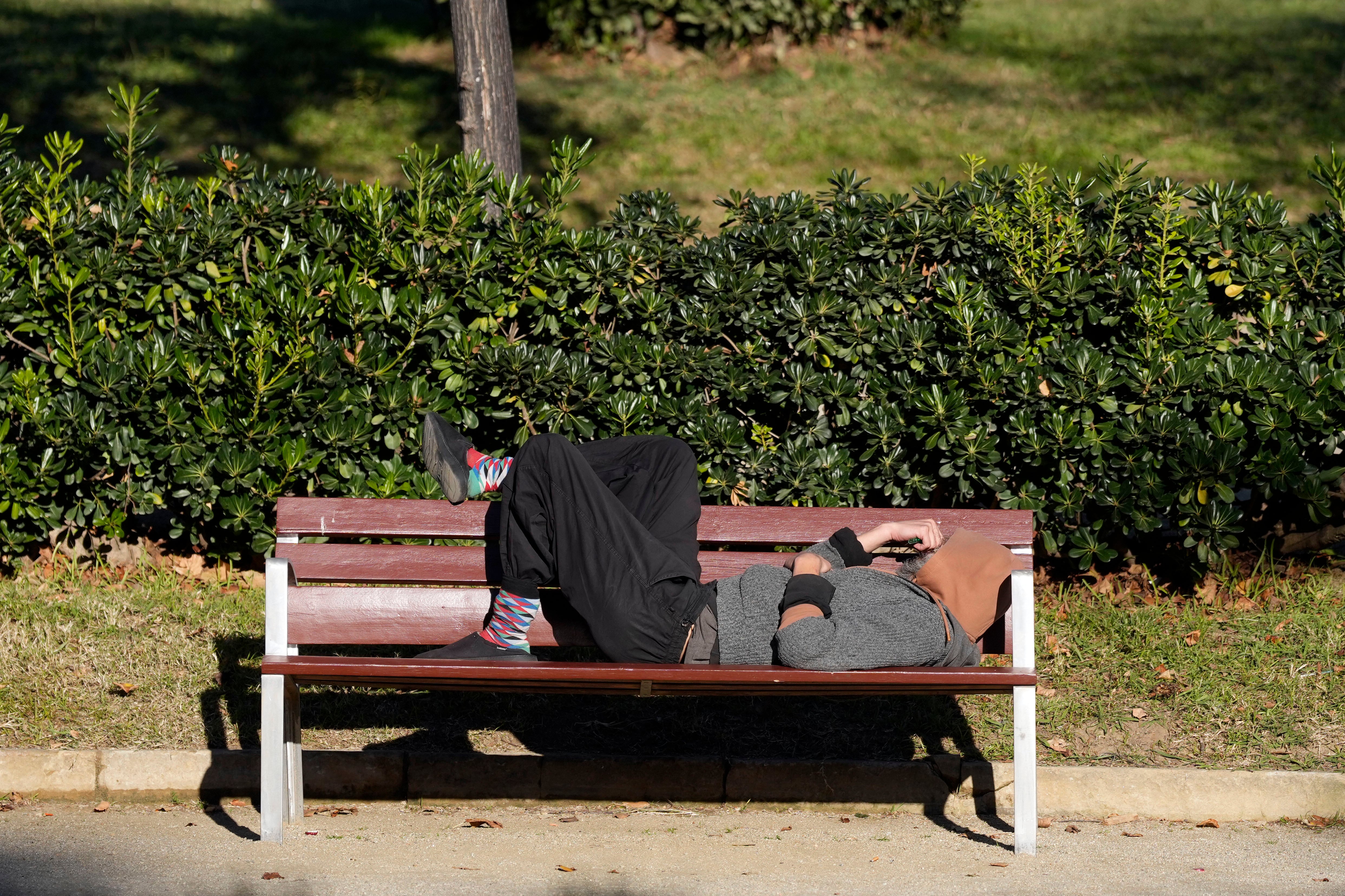 GRAFCAT5023. BARCELONA, 27/11/2025.- Una persona sin hogar en un parque de Barcelona este jueves cuando se ha dado a conocer el nuevo informe de la fundación Fomento de Estudios Sociales y de Sociología Aplicada (FOESSA), impulsado por Cáritas, en el que se apunta que la precariedad laboral y la crisis de vivienda son los dos principales "motores" de la exclusión social, que afecta a 1,3 millones de personas en Cataluña en un proceso "inédito" de fragmentación de la sociedad entre ricos y pobres. EFE/Enric Fontcuberta